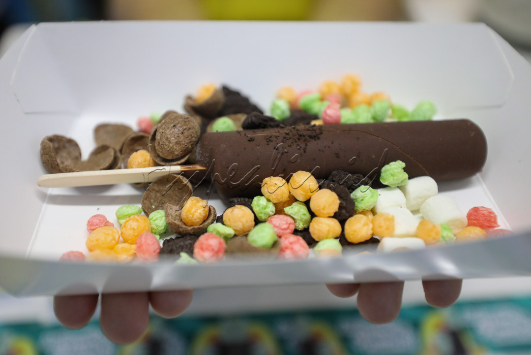 Es krim telah lama menjadi kudapan favorit bagi hampir setiap orang, khususnya anak-anak. Hingga saat ini, para produsen es krim terus berinovasi menghasilkan varian-varian baru yang bisa disajikan dan dinikmati dengan beragam cara.