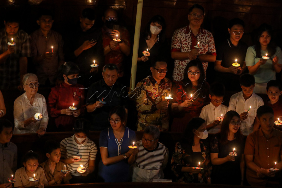 Jemaat mulai berdatangan ketika matahari mulai terbenam. Semuanya bergegas memasuki ruangan untuk melaksanakan ibadah malam natal di Gereja Protestan di Indonesia bagian Barat (GPIB) Immanuel di Jakarta.<br />
<br />
&nbsp;
