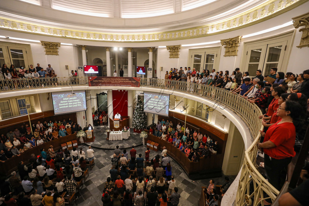 Dengan seksama para jemaat mendengarkan khutbah dari pendeta yang memimpin ibadah. Tahun ini, GPIB Immanuel&nbsp; menggelar ibadah malam Natal 2023 dengan tema Peka Terhadap Kehendak Tuhan.
<div>&nbsp;</div>

<div>&nbsp;</div>