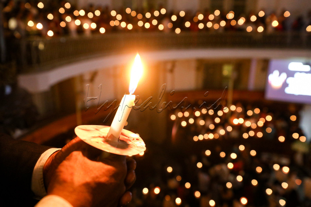 Misa malam Natal merupakan salah satu rangkaian ibadah yang dilakukan umat nasrani menjelang perayaan Natal. Ibadah ini dilakukan pada tanggal 24 Desember malam di gereja. Perayaan misa malam Natal ini menjadi momen untuk merayakan lahirnya Sang Juruselamat Yesus Kristus.