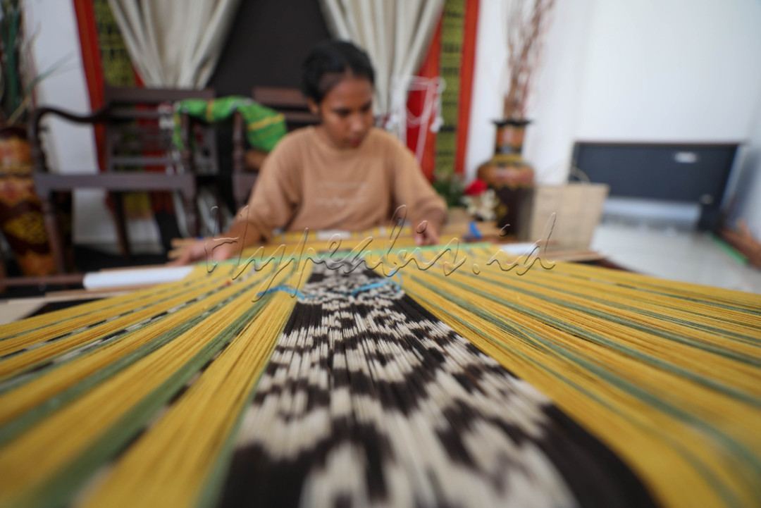 Bagi perempuan di Pulau Timor, NTT menenun adalah kehidupan, untuk mengais rejeki sekaligus upaya melestarikan budaya adat setempat. Mereka pun menurunkan kemampuan menenun mereka kepada anak-anak mereka.