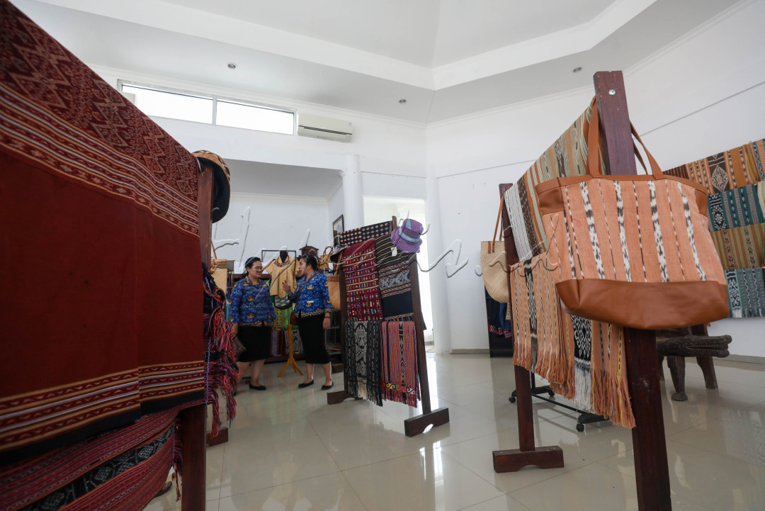Tak perlu susah payah menemukan kain tenun di sana, cukup mengunjungi Galeri Tenun Atambua kita akan menemukan aneka tenun khas. Kain tenun dengan pewarna alam yang dijual dengan harga mulai dari Rp250 ribu ini telah terjual hingga ke berbagai daerah di Indonesia termasuk Ibu Kota.