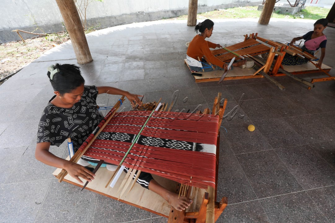 Galeri yang terletak di perbatasan Indonesia dan Timor Leste tersebut telah memasarkan hasil tenun dan berbagai kerajinan tangan lainnya melalui media sosial seperti instagram, facebook, tiktok, dan youtube.&nbsp;