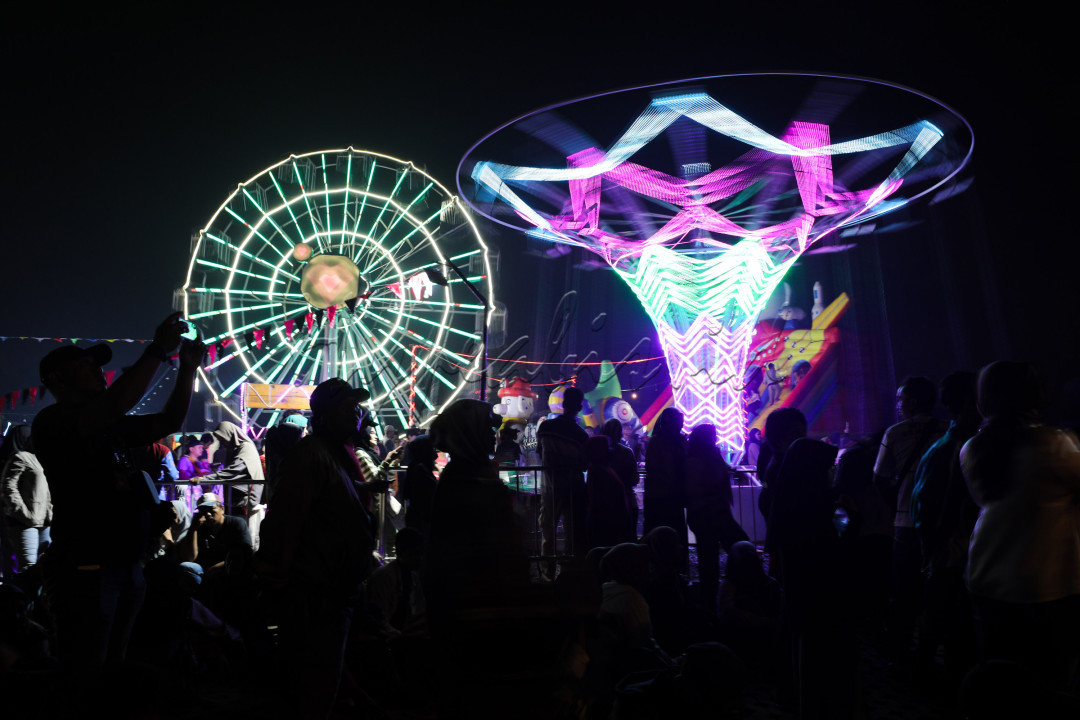 Ribuan warga Depok dan sekitarnya menyerbu Ecotown Sawangan untuk menyaksikan Live Love Light Festival.