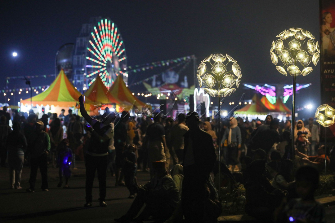 Acara ini berisi berbagai hiburan mulai dari wahana permainan, pertunjukan kembang api, pameran kuliner, hingga penampilan musik.