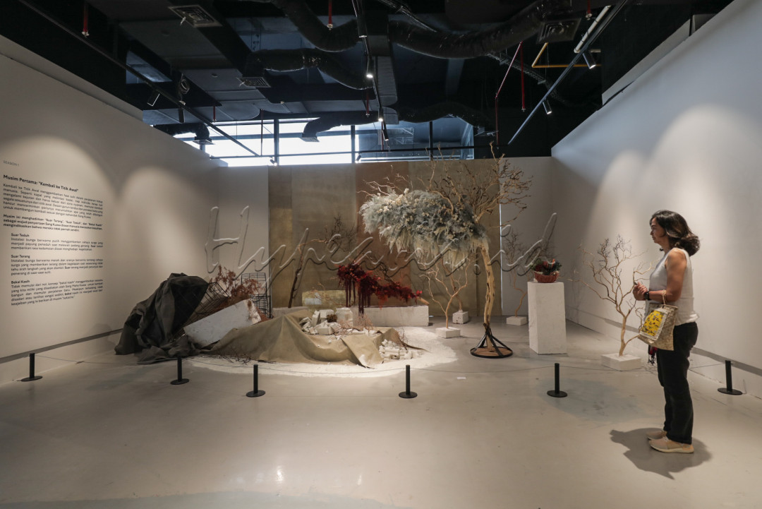 Pameran akhir tahun ini merupakan bagian dari Road Show to ArtMoments 2024 bertajuk Seasons of Life yang menggambarkan perjalanan hidup manusia layaknya sebuah kapal yang melintasi lautan.