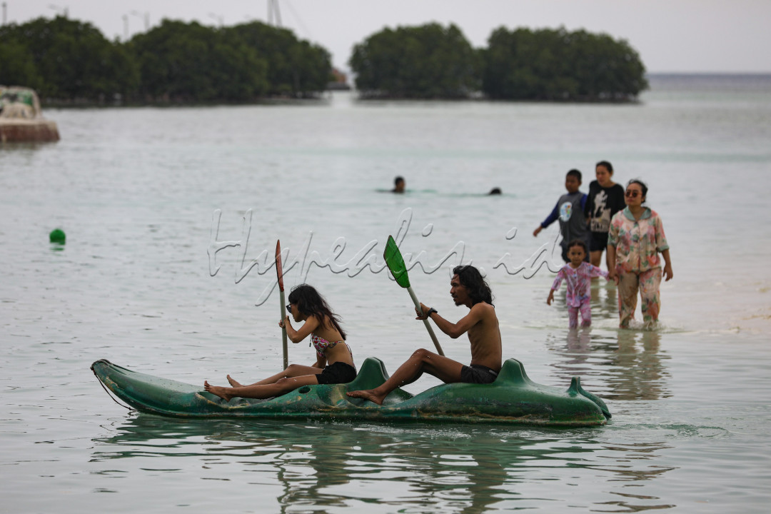 Pulau Pari di Kepulauan Seribu memiliki beberapa pantai eksotis yang menawarkan keindahan. Satu di antaranya adalah Pantai Perawan.