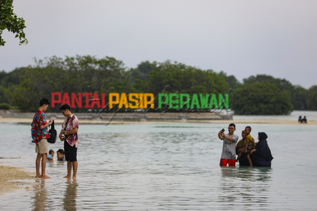 Hamparan pasir putih, ombak yang tenang, dan jernihnya air laut menjadi magnet tersendiri bagi para wisatawan.&nbsp;