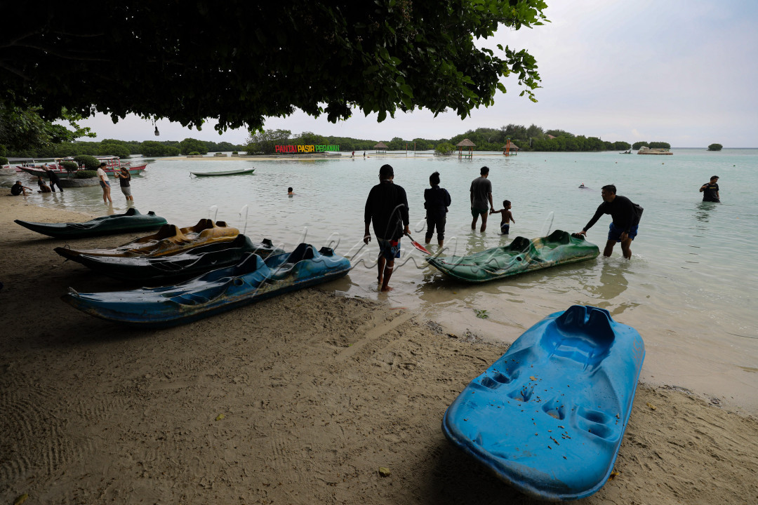 Pengunjung Pantai Perawan ditawarkan dengan berbagai fasilitas hiburan mulai dari sewa perahu, kayak, hingga snorekling.<br />
&nbsp;