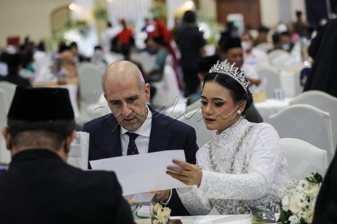 Pasangan pengantin warga negara Indonesia (WNI) dan warga negara asing (WNA) turut mengikuti Nikah Massal.