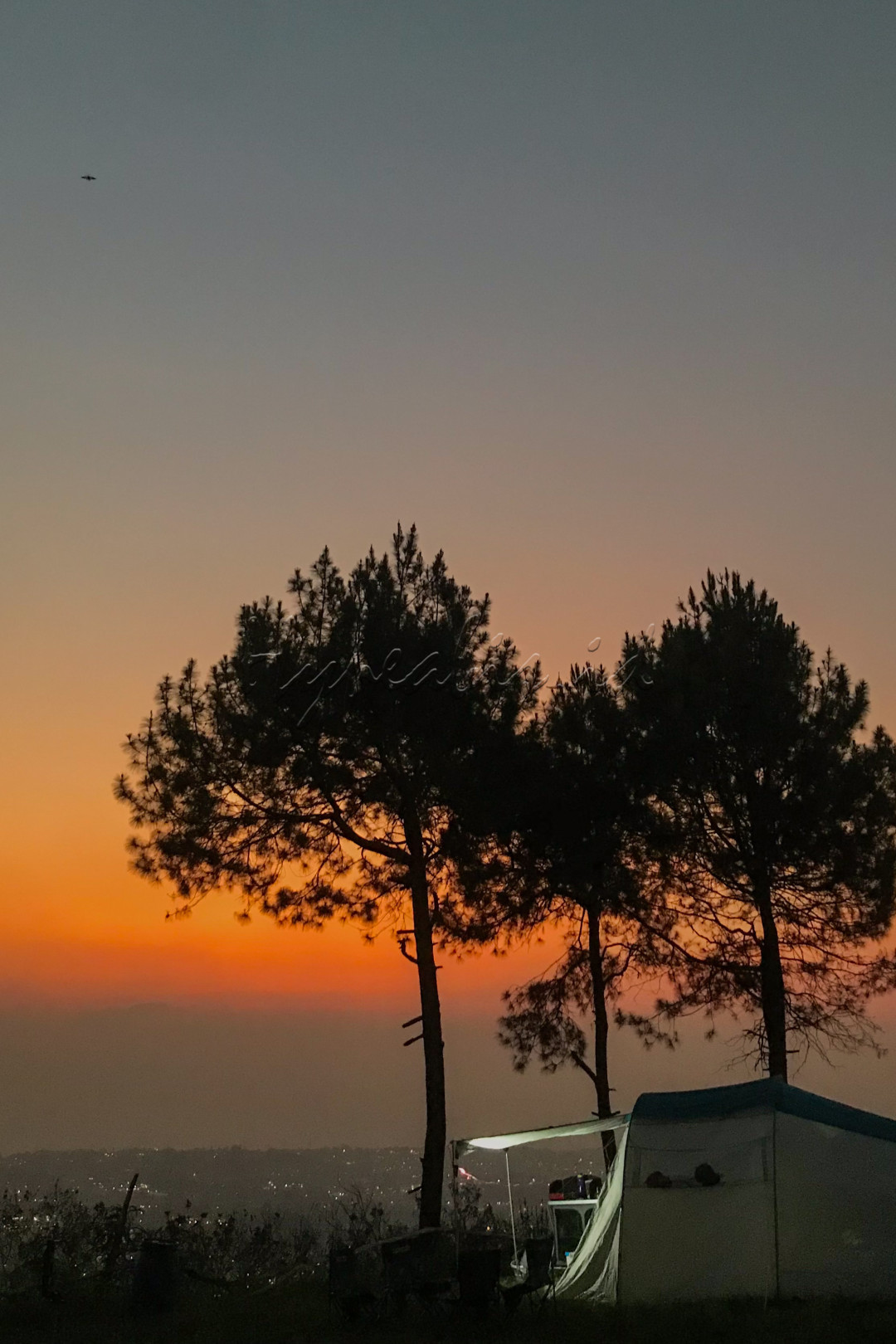 Suasana menjelang matahari terbenam di camping ground kawasan Puncak, Bogor, Jawa Barat, dijadikan momentum untuk berlibur oleh sebagian wisatawan dengan cara berkemah.&nbsp;