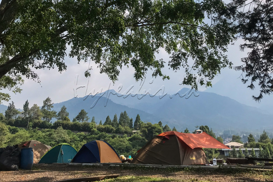 Pemandangan yang asri dan udara yang sejuk semakin membuat pengalaman berkemah menjadi lebih seru.&nbsp;