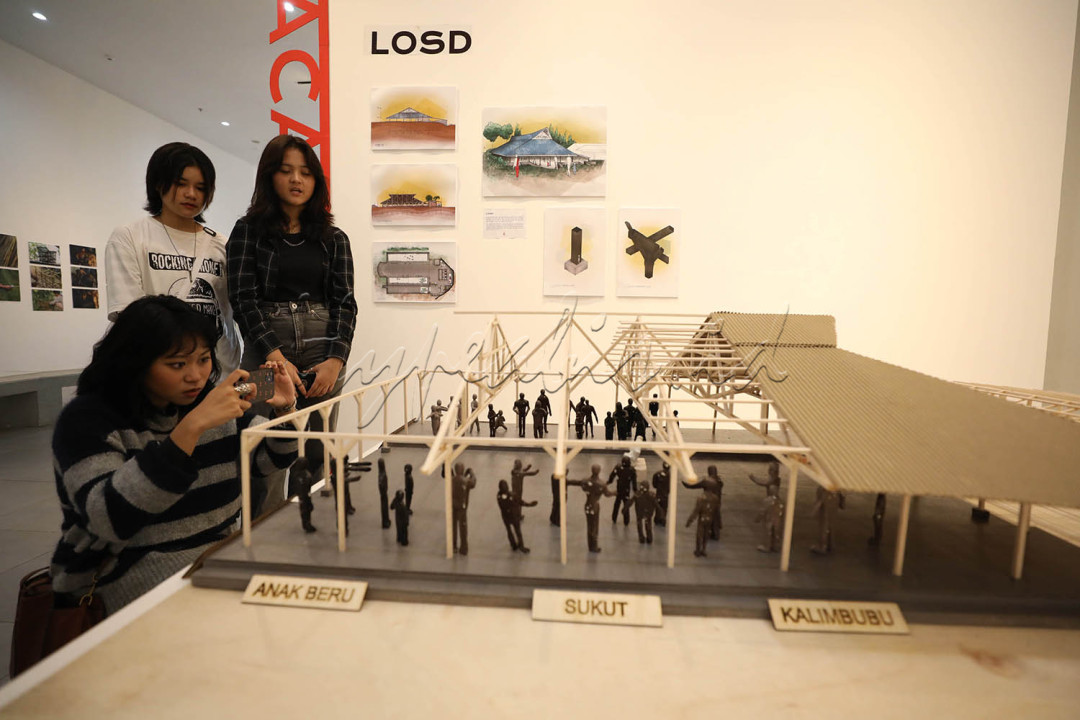 Pameran yang berlangsung hingga 21 Januari 2024 ini menampilkan dokumentasi arsitektur dan budaya masyarakat di Kabupaten Karo, Sumatra Utara.