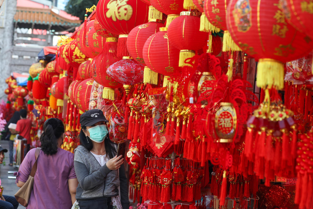 Pernak-pernik Imlek seperti angpau, hiasan dinding, barongsai mini, lampion dan aksesoris lainnya dijual dari harga Rp5.000 sampai dengan Rp5 juta.&nbsp;