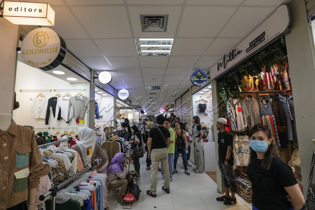 Metro Tanah Abang melakukan inovasi untuk menggairahkan kembali belanja offline dengan menghadirkan Little Bangkok.