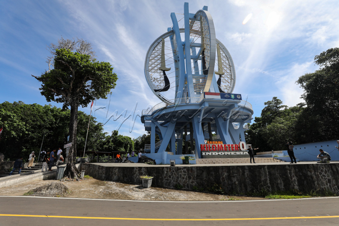 Belum lengkap rasanya berkunjung ke Sabang, jika tidak singgah ke Tugu Kilometer Nol Indonesia. Sebuah tugu yang menjadi simbol dan merepresentasikan wilayah paling barat Indonesia.
