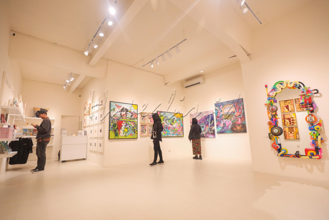 Sebanyak lima seniman, yakni Fauzan, Popomangun, Rato Tanggela, Reexp, dan Rosyad menggelar pameran bertajuk Art Coolture di Galeri Artloka, Jakarta Art Hub.