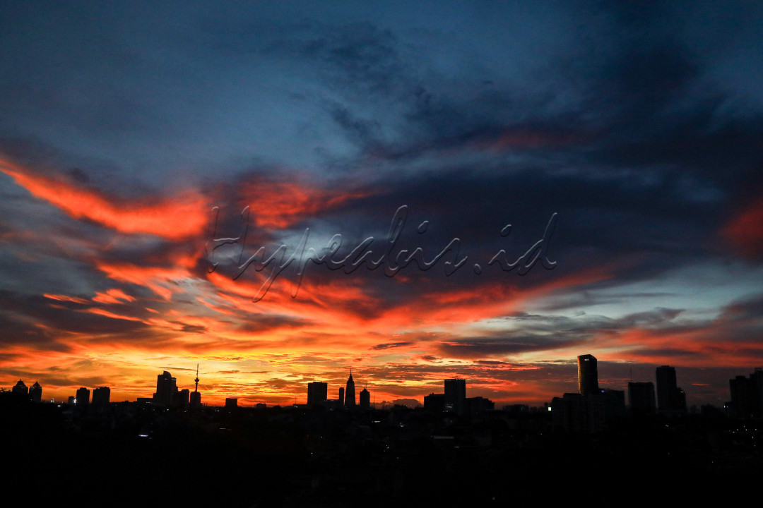 Keindahan sore di langit Jakarta. Tidak setiap hari pemandangan seperti ini bisa dinikmati.