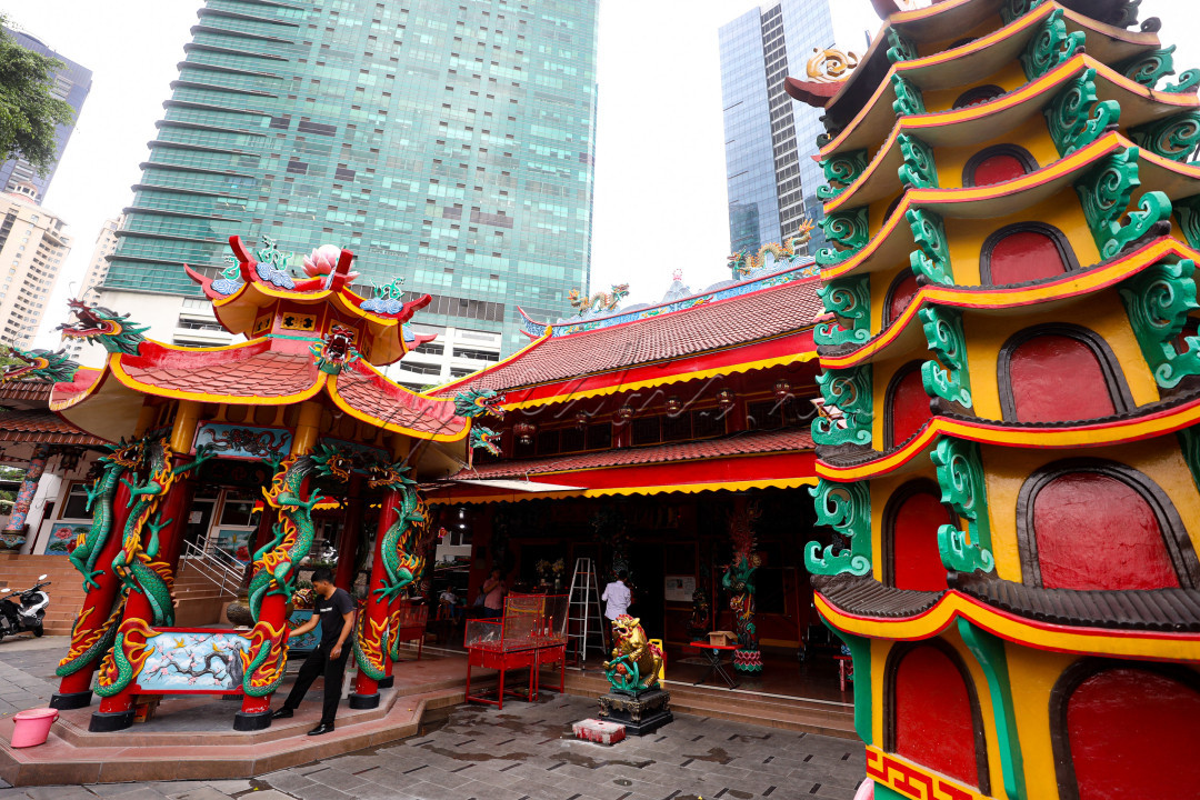 <div>Imlek sebentar lagi tiba. Beragam kegiatan dilakukan untuk menyambut pergantian tahun bagi warga Tionghoa tersebut, salah satunya dengan&nbsp;membersihkan vihara.&nbsp;</div>

<div>&nbsp;</div>