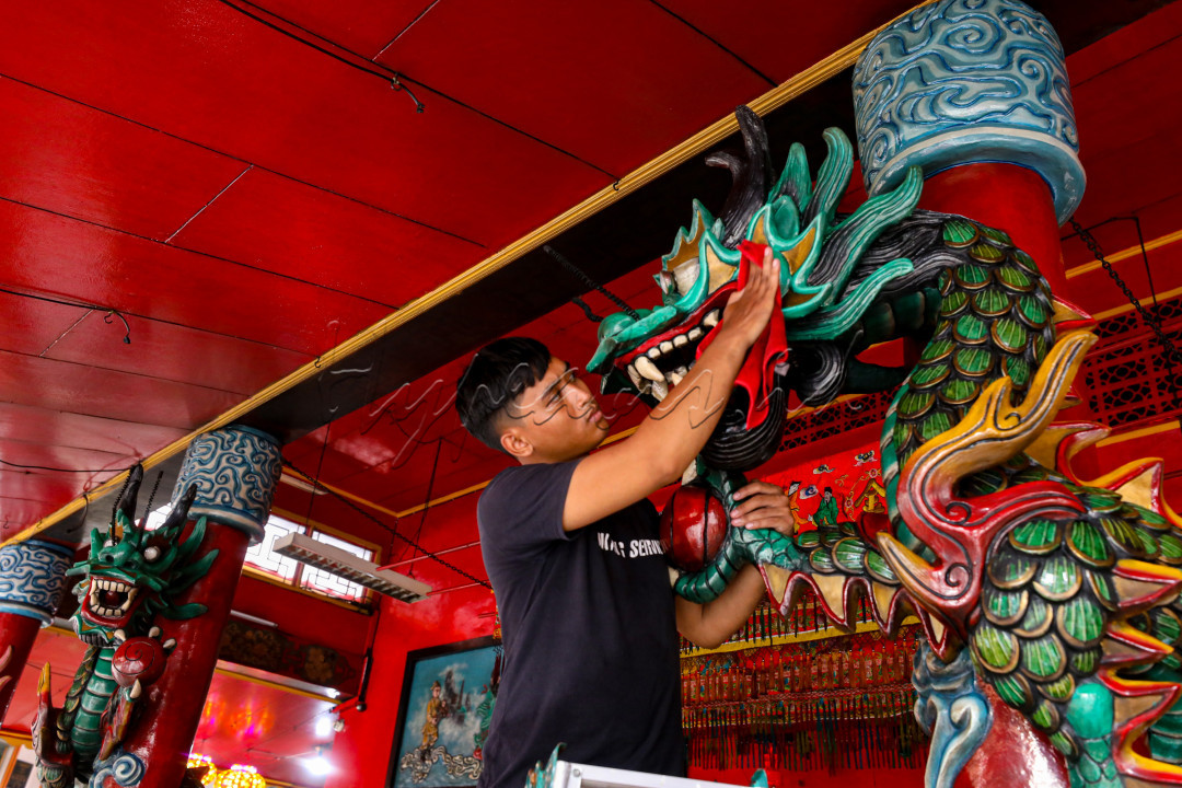 Di Vihara Amurva Bumi kesibukan para pekerja dan pengurus telah terlihat beberapa hari ini. Semua bergotong royong menyiapkan tempat peribadatan.&nbsp;
<div>&nbsp;</div>

<div>&nbsp;</div>