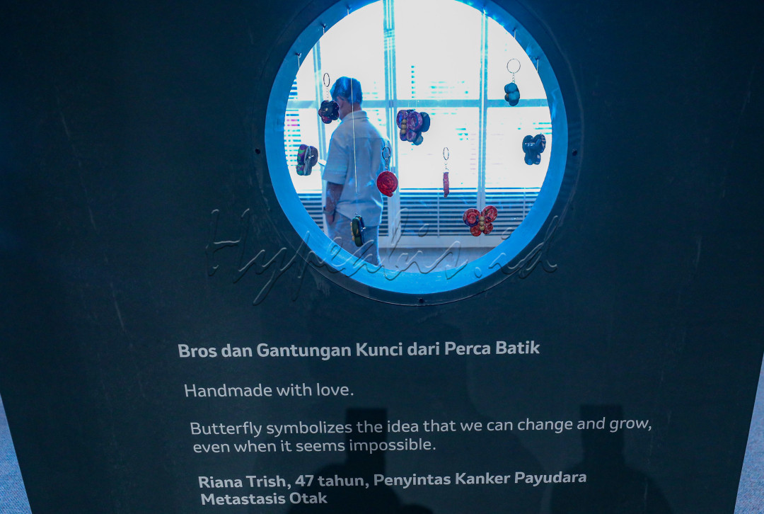 Pameran tersebut mengambil tema Close the Care Gap yang menampilkan lebih dari 100 karya seni mulai dari lukisan, tipografi, dan berbagai jenis karya lainnya dari para penyintas kanker, sebagai wadah untuk menceritakan perjalanan perjuangan melawan kanker yang mereka jalani.&nbsp;
<div>&nbsp;</div>

<div>&nbsp;</div>