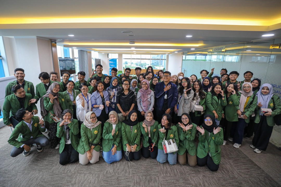 Mahasiswa Jurusan Ilmu Komunikasi Universitas Pembangunan Nasional (UPN) Veteran Yogyakarta&nbsp;berfoto bersama dengan para nara sumber awak redaksi Bisnis Indonesia<em>.&nbsp;</em>&nbsp;