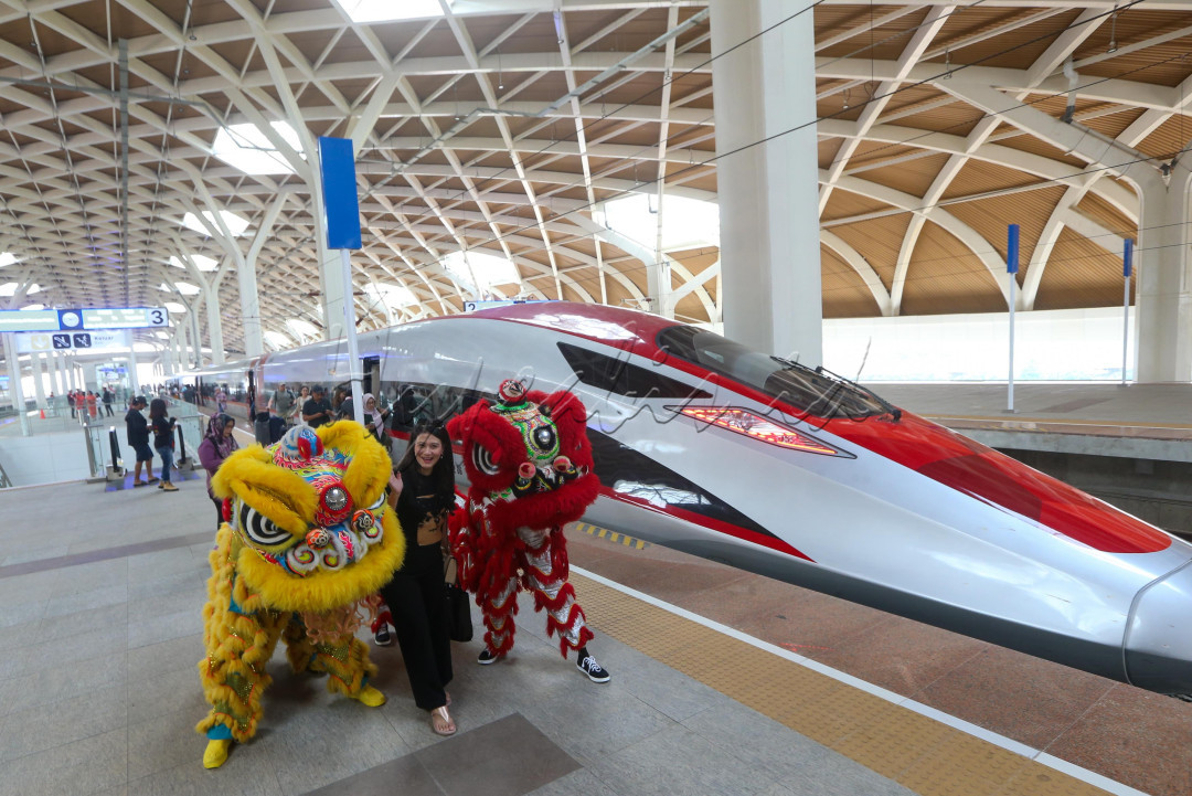Dalam rangka memeriahkan Tahun Baru Imlek 2575, PT Kereta Cepat Indonesia China (KCIC) menggelar pertunjukkan barongsai untuk menghibur penumpang.&nbsp;