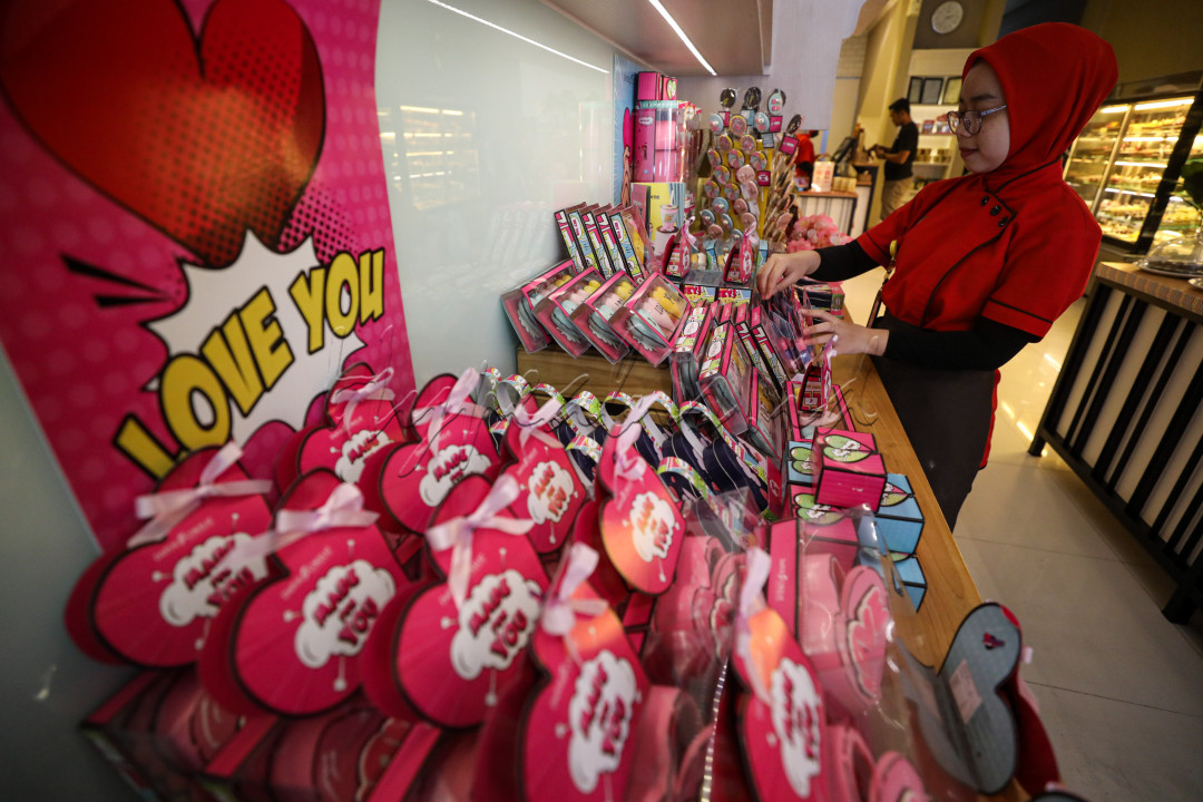 Warna warni produk olahan cokelat dengan bermacam bentuk yang lucu disajikan jelang hari kasih sayang (valentine) yang diperingati setiap 14 Februari.