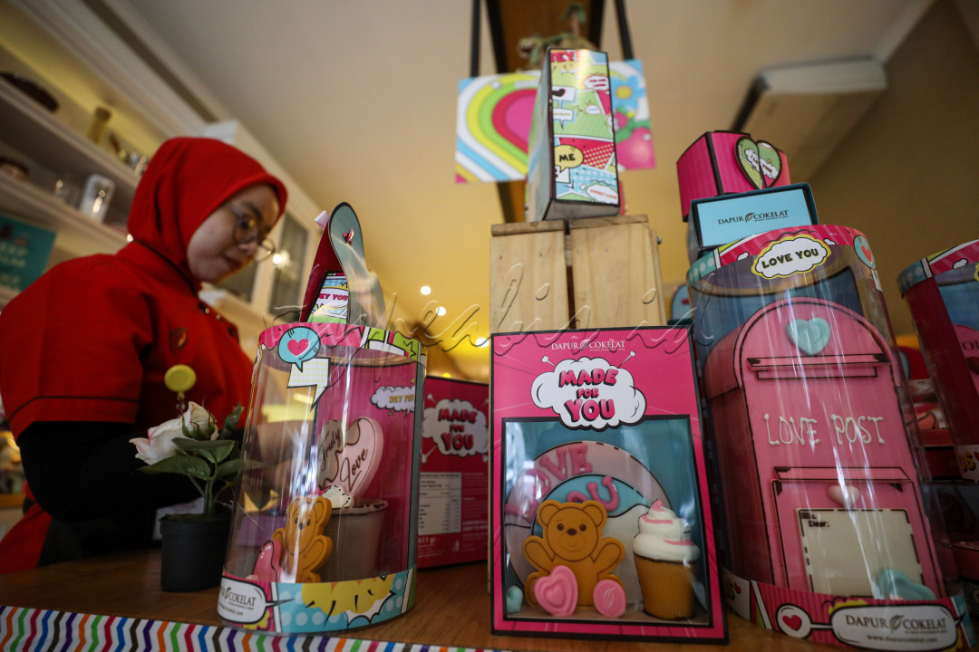 Pada hari valentine, orang-orang membuat gerakan pernyataan kasih sayang untuk orang yang dicintai, antara lain dengan memberikan hadiah berupa cokelat atau benda lain.&nbsp;
