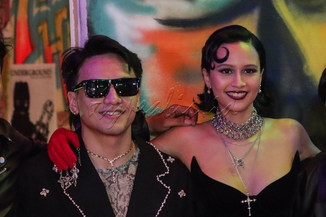 Aktor Jefri Nichol (kuri) dan aktris Lutesha berpose saat red carpet film Ali Topan di Jakarta.