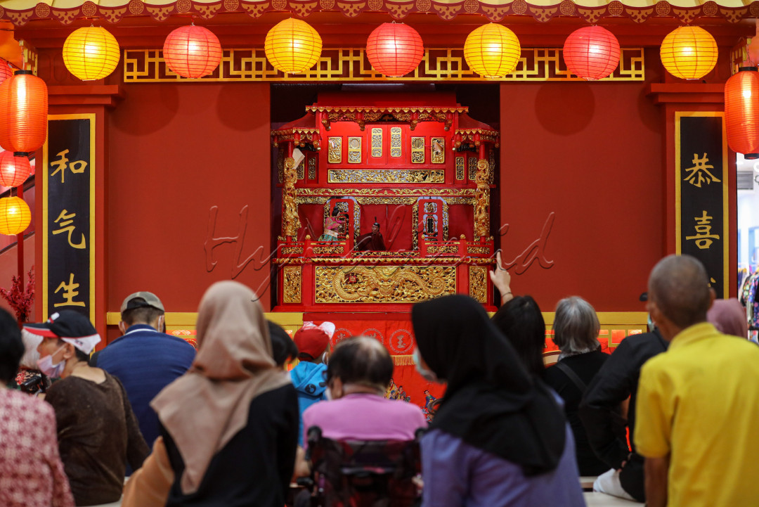 Kesenian ini dibawa oleh perantau China ke berbagai wilayah di Indonesia pada zaman kerajaan dan berkembang menjadi salah satu jenis kesenian tradisional Indonesia yang kerap ditampilkan pada perayaan Tahun Baru Imlek.