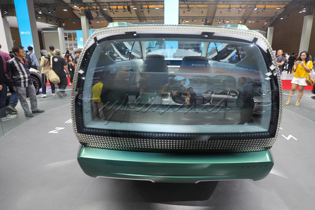 Berdiri di atas platform E-GMP yang versatile, mobil ini memiliki interior lounge futuristik dengan Vision Roof Display dan layar OLED panoramic.