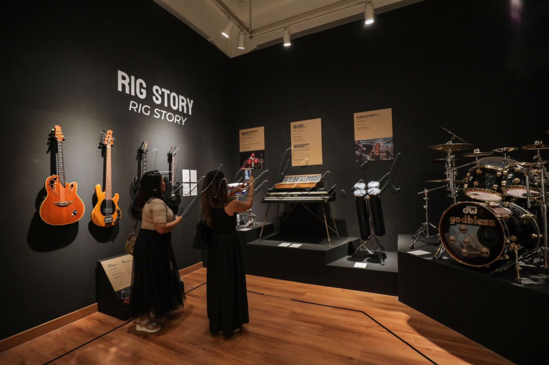 Pada 1975 saat grup rock legendaris dunia Deep Purple menggelar konser di Jakarta, God Bless dipilih menjadi band pembuka sekaligus sebagai bukti bahwa God Bless memiliki nama besar di dunia musik Tanah Air. God Bless masuk ke dalam daftar The Immortals: 25 Artis Indonesia Terbesar Sepanjang Masa versi majalah Rolling Stone Indonesia.