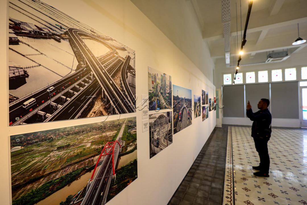 Perum LKBN Antara menggelar pameran foto bertajuk Pers, Demokrasi &amp; Pembangunan dalam rangka Hari Pers Nasional (HPN) 2024 .Pameran foto tersebut menggambarkan dunia pers atau kewartawanan di Indonesia, mulai zaman revolusi hingga saat ini.<br />
&nbsp;