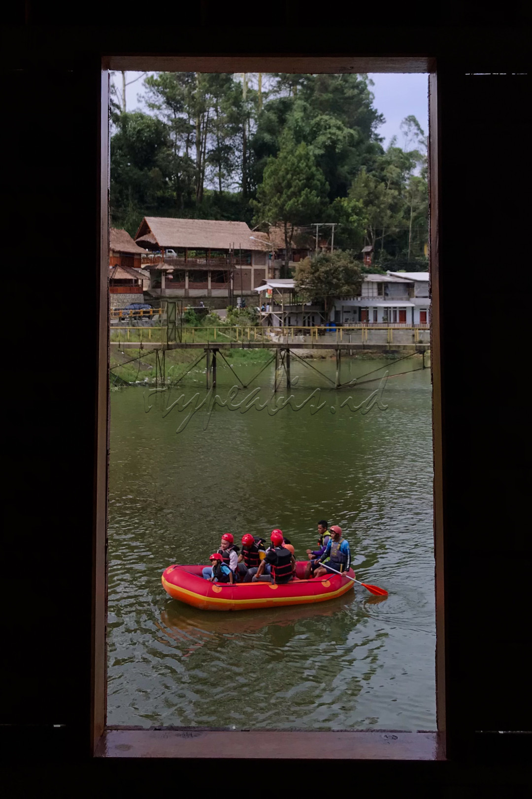 Berada di dataran yang cukup tinggi, Pangalengan menyuguhkan keindahan alam yang menenangkan, mulai dari hamparan kebun teh hingga olahraga air seperti rafting.