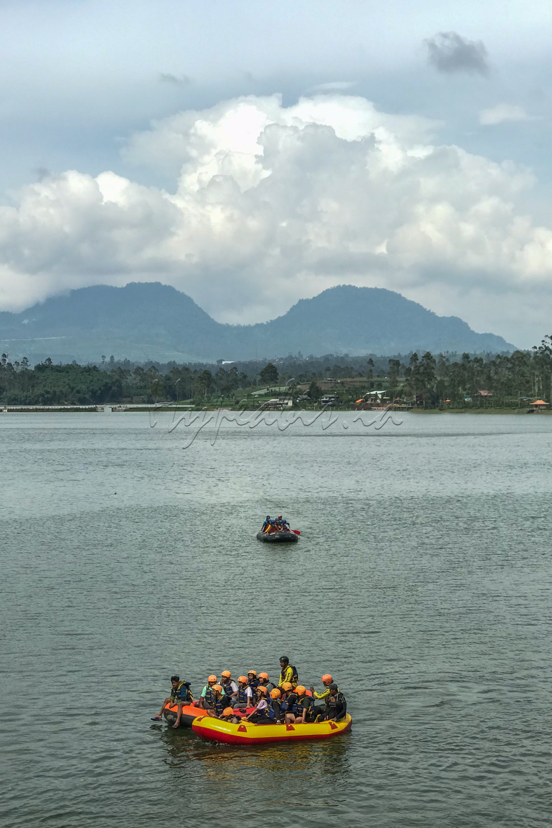 Banyak wisatawan yang memanfaatkan akhir pekan &nbsp;dengan bermain rafting di Pangalengan.&nbsp;