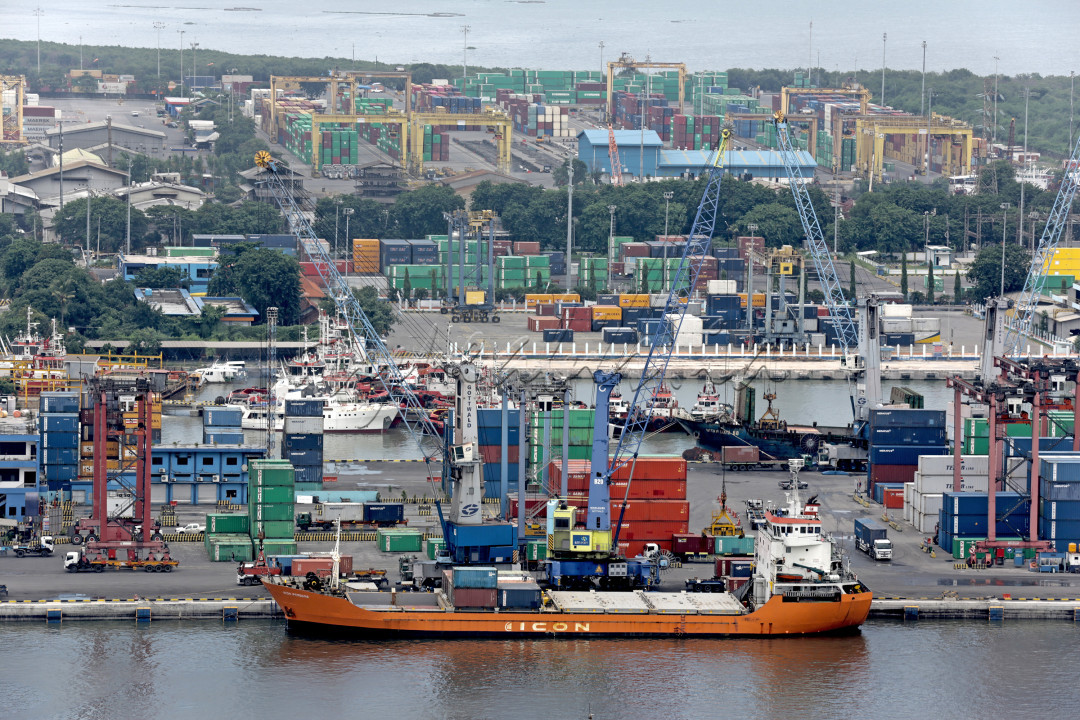 Aktivitas bongkar muat peti kemas di Pelabuhan Tanjung Perak, Kota Surabaya, Provinsi Jawa Timur, 6 Februari 2024. PT Pelindo Multi Terminal (SPMT), subholding PT Pelabuhan Indonesia (Persero) atau Pelindo kini menjadi operator di pelabuhan ini khusunya di Branch Jamrud Nilam Mirah dan sejak berada di bawah operasional SPMT pelabuhan ini menunjukkan kinerja positif berkat transformasi pelabuhan yang dilakukan.<br />
&nbsp;