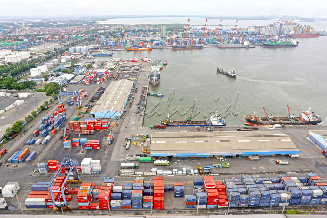 Aktivitas bongkar muat peti kemas di Pelabuhan Tanjung Perak, Kota Surabaya, Provinsi Jawa Timur, 6 Februari 2024. PT Pelindo Multi Terminal (SPMT), subholding PT Pelabuhan Indonesia (Persero) atau Pelindo kini menjadi operator di pelabuhan ini khusunya di Branch Jamrud Nilam Mirah dan sejak berada di bawah operasional SPMT pelabuhan ini menunjukkan kinerja positif berkat transformasi pelabuhan yang dilakukan.