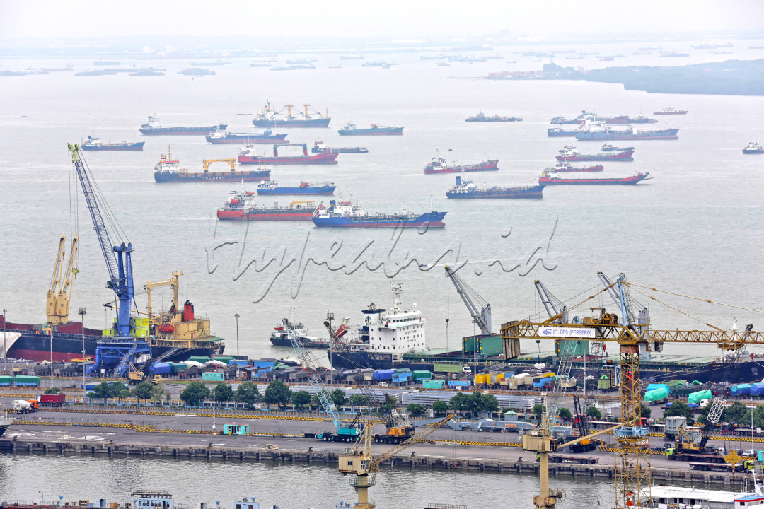 Aktivitas bongkar muat peti kemas di Pelabuhan Tanjung Perak, Kota Surabaya, Provinsi Jawa Timur, 6 Februari 2024. PT Pelindo Multi Terminal (SPMT), subholding PT Pelabuhan Indonesia (Persero) atau Pelindo kini menjadi operator di pelabuhan ini khusunya di Branch Jamrud Nilam Mirah dan sejak berada di bawah operasional SPMT pelabuhan ini menunjukkan kinerja positif berkat transformasi pelabuhan yang dilakukan.