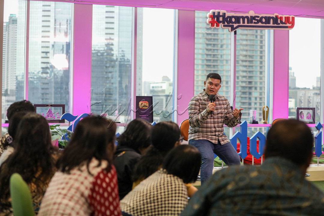Dokter Spesialis Dermatologi, Venereologi dan Estetika M. Sjahrir memberikan pemaparan saat acara Kamis Santuy di kantor redaksi Bisnis Indonesia di Jakarta, Kamis (22/2/2024).