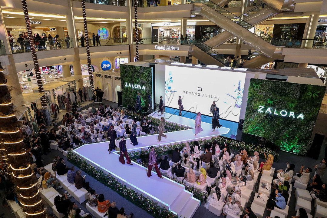 Nada Puspita, Ria Miranda, Vivi Zubedi, Klamby, Kamilaa By Itang Yunasz, Geulis, Benang Jarum dan Preview By Itang Yunasz ikut ambil bagian dalam Zaloraya 2024 ini.<br />
&nbsp;