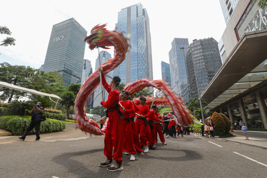 Beberapa kelompok kesenian liong dari berbagai wilayah tampil pada Cap Go Meh di SCBD Jakarta.