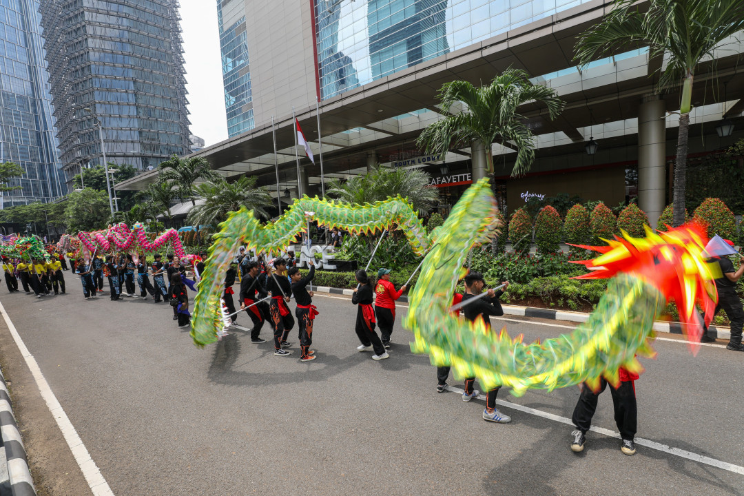 Mereka menari-nari di antara gedung perkantoran sembari&nbsp;menyusuri jalan-jalan utama di kawasan bisnis tersebut.&nbsp;