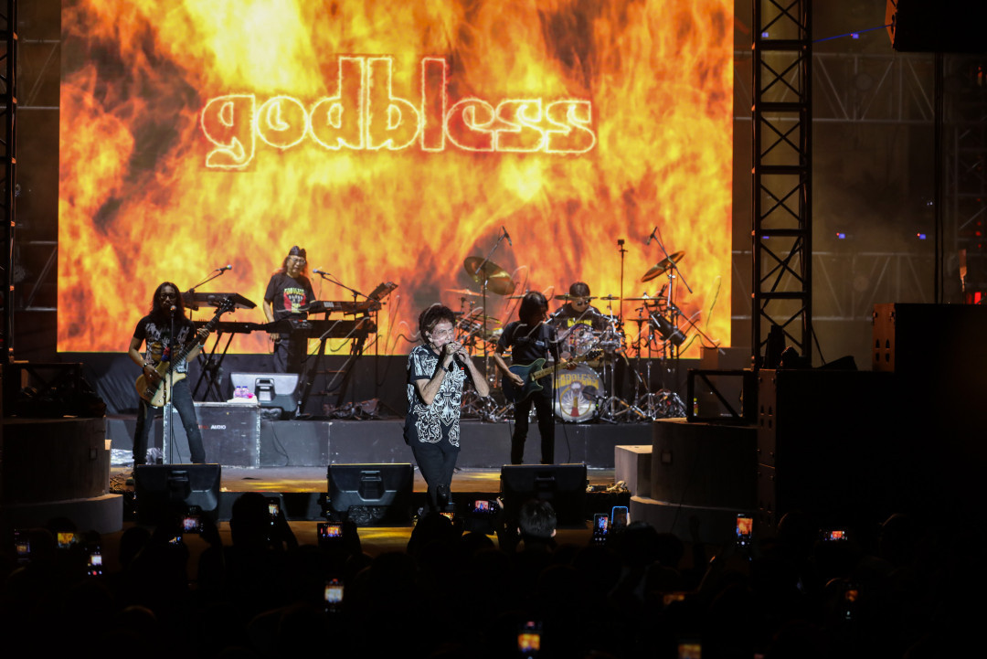 Group band God Bless tampil menghibur penggemar saat konser di Galeri Nasional, Jakarta, Jumat (1/3/2024). Konser musik ini diselenggarakan sebagai puncak acara pameran Retrospektif God Bless 50th, yang merupakan perayaan 50 tahun perjalanan karier bermusik.