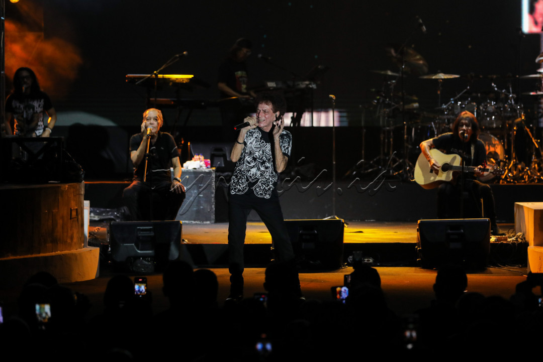 Pada konser kali ini, band yang digawangi Achmad Albar dan Ian Antono tersebut membawakan sejumlah lagu populer antara lain Semut Hitam, Bis Kota, dan Rumah Kita. Pemain bas God Bless, Donni Fattah, ikut menyumbangkan suaranya bersama sang vokalis Achmad Albar meski sedang dalam kondisi sakit. Kehadirannya di konser ini sebagai bentuk penyemangat dan apresiasi atas kegigihannya melawan penyakit.<br />
<br />
Editor : Yayus Yuswoprihanto