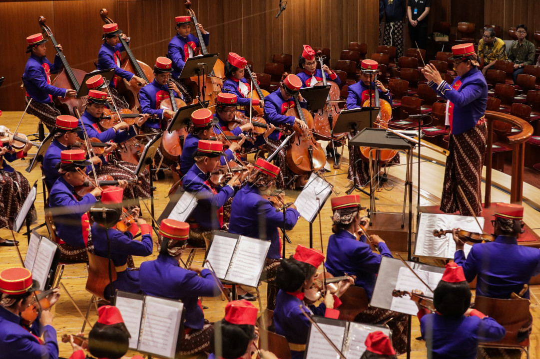 Selain menghadirkan pengalaman menyelami perjuangan para pahlawan dalam menegakkan kedaulatan RI melalui musik, konser tersebut sekaligus mengajak penonton merasakan nuansa Jawa, khususnya DIY di Jakarta.<br />
<br />
Editor : Yayus Yuswoprihanto