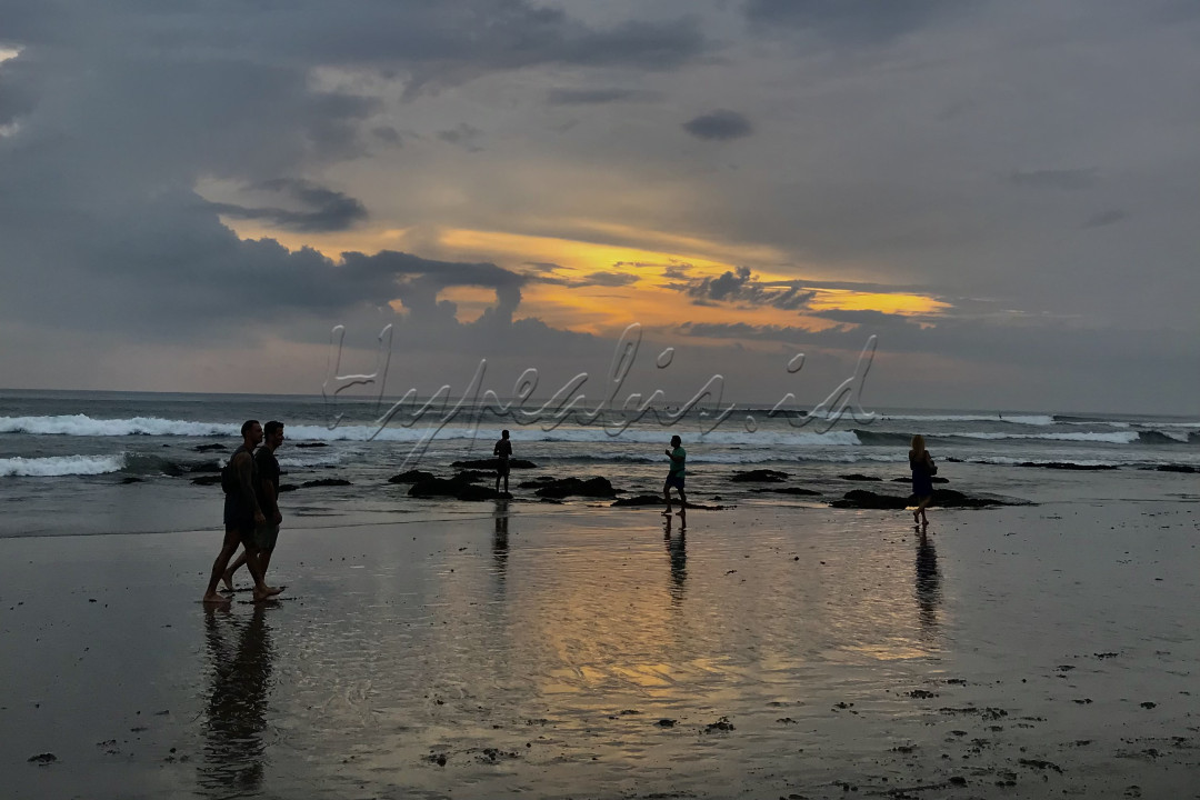 Sejumlah wisatawan beraktivitas di Pantai Canggu, Bali. Mereka biasanya berkunjung ke pantai ini pada sore hari untuk menikmati pemandangan&nbsp;<em>sunset</em>&nbsp;yang indah.