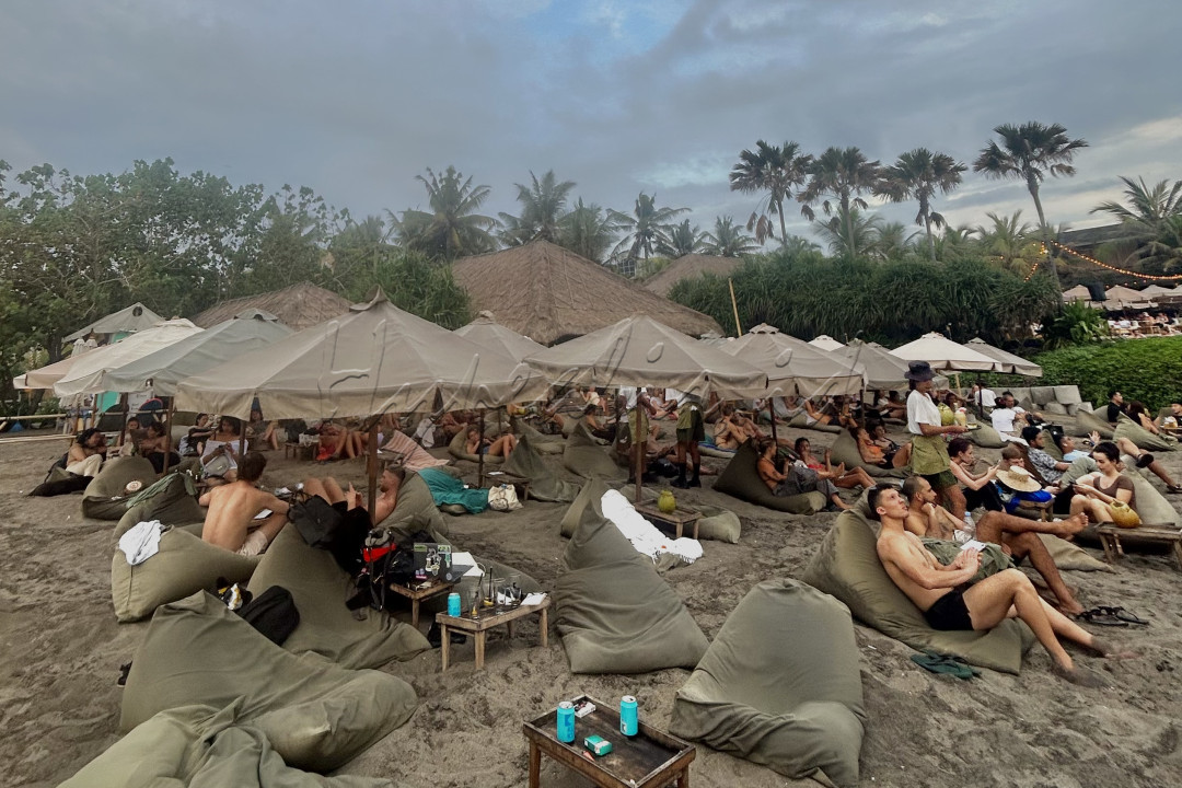Wisatawan juga dapat memilih kafe yang berada di tepi pantai dengan keunikannya masing-masing sambil menyaksikan terbenamnya matahari.&nbsp;<br />
<br />
&nbsp;