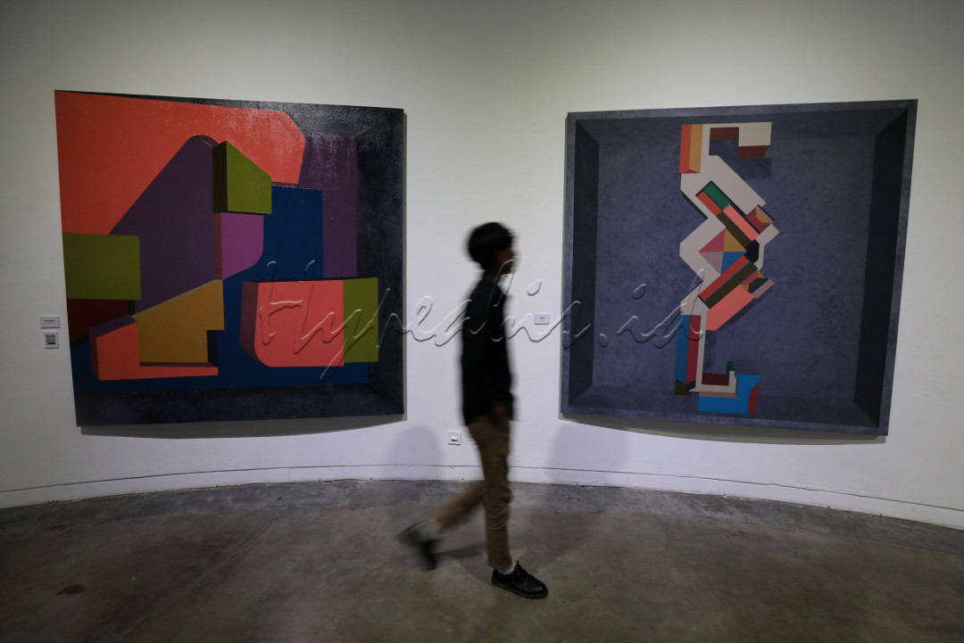 Puluhan karya tersebut dibingkai dalam sebuah pameran tunggal bertajuk Common Sanctum. Tema ini mewakili konteks penghayatan masalah ruang yang kini semakin terdesak oleh percepatan yang tercipta melalui aliran perkembangan waktu, serta pengalaman hidup masyarakat kontemporer yang terus maju.