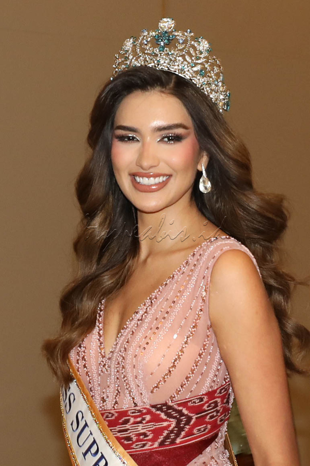 Andrea Aguilera merupakan Miss Supranational 2023. Dia terpilih setelah mengalahkan 65 gadis cantik lain dari berbagai negara di dunia untuk mendapatkan gelar sebagai Miss Supranational 2023. Wanita bernama lengkap Andrea Victoria Aguilera Paredes ini lulusan University of The Armed Forces (ESPE) dan merupakan seorang model yang sering mengikuti berbagai kontes kecantikan.